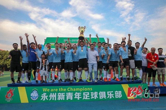 文班亚马观战巴黎4比2曼城 获赠印马刺字样球衣